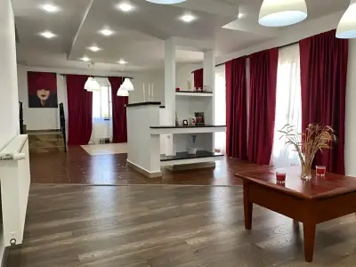Vanzare casa Moara Vlăsiei Ilfov hol cu masa lemn